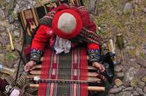 Hábeis artesãs praticam o tear em pátio interno de museu em Cusco, no Peru